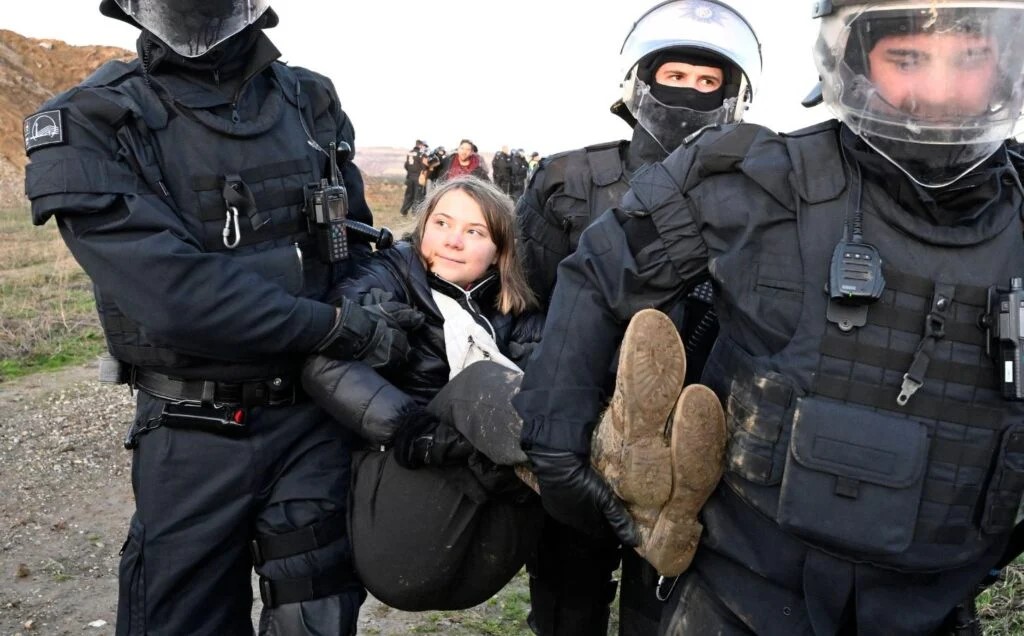 Ολλανδία: Η ακτιβίστρια για το κλίμα Γκρέτα Τούνμπεργκ τέθηκε υπό κράτηση δύο φορές σε διαδήλωση στη Χάγη
