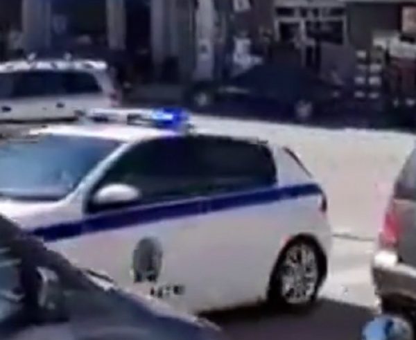 Βίντεο Κασσελάκη: Είδατε πόσα δημόσια αυτοκίνητα και περιπολικά γίνονται ταξί όταν είσαι ο Μητσοτάκης;