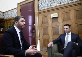 ΣΥΡΙΖΑ και ΠΑΣΟΚ ξέθαψαν το τσεκούρι του πολέμου εν όψει ευρωεκλογών – Τι δείχνουν οι δημοσκοπήσεις