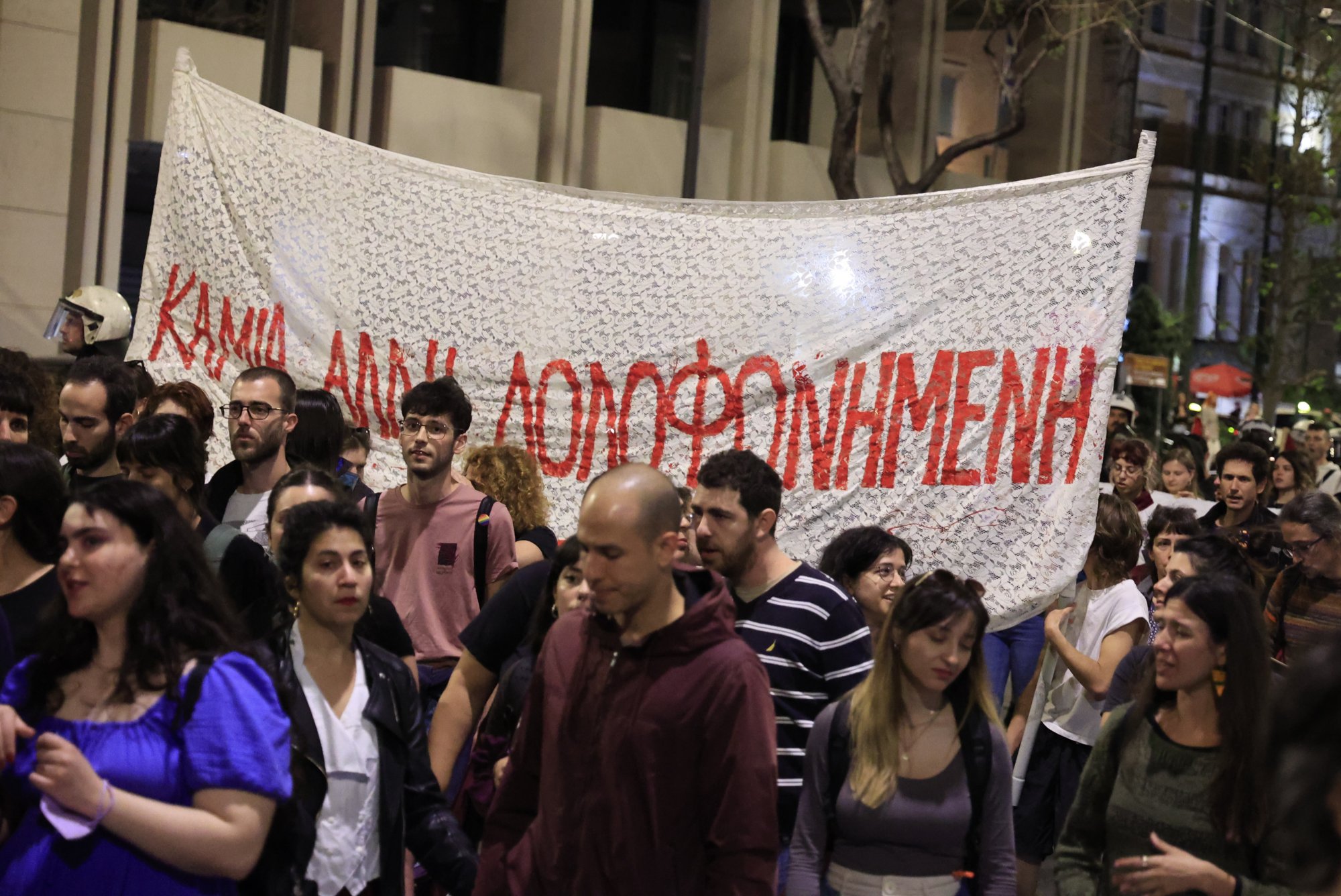 Πορεία στο κέντρο της Αθήνας για τη γυναικοκτονία στους Αγίους Αναργύρους