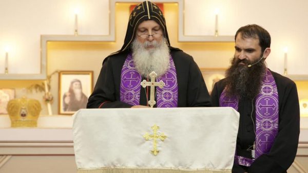 Σίδνεϊ: Ποιος είναι ο ιερέας που μαχαίρωσαν – Έγινε γνωστός για τους «πύρινους» λόγους κατά των εμβολίων