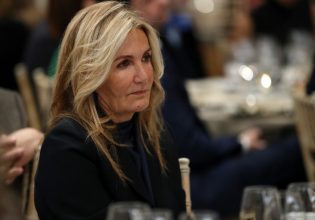 Κινείται νομικά η Μαρέβα Γκραμπόφσκι κατά της Έλενας Ακρίτα