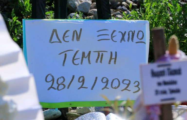 Συγκλονίζει πατέρας θύματος των Τεμπών: Αν μπορούσαν θα πετούσαν τα υπολείμματα και στη θάλασσα