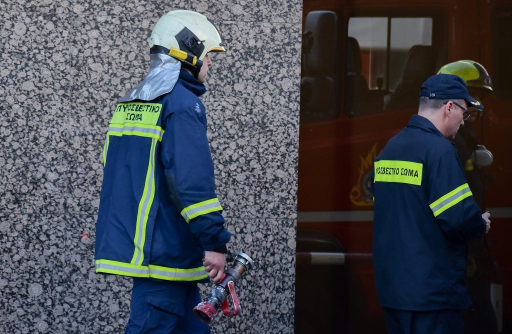 Συναγερμός στην Πυροσβεστική: Φωτιά σε εγκαταλελειμμένο κτίριο επί της Κουμουνδούρου