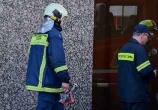 Συναγερμός στην Πυροσβεστική: Φωτιά σε εγκαταλελειμμένο κτίριο επί της Κουμουνδούρου