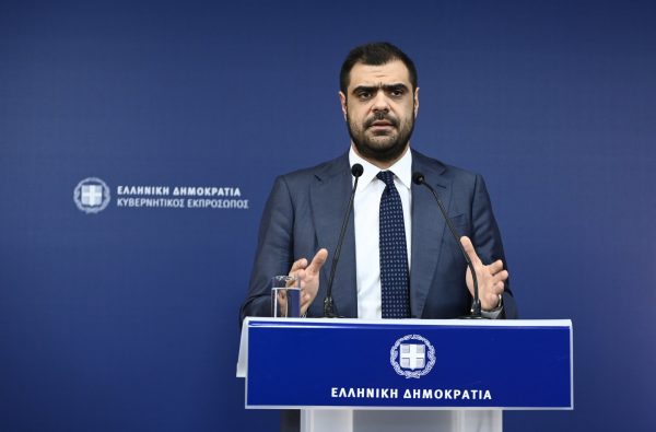 «Δικαιολογημένες οι αντιδράσεις» για Βαρτζόπουλο αλλά τον καλύπτει ο Π. Μαρινάκης – Αντίδραση ΣΥΡΙΖΑ