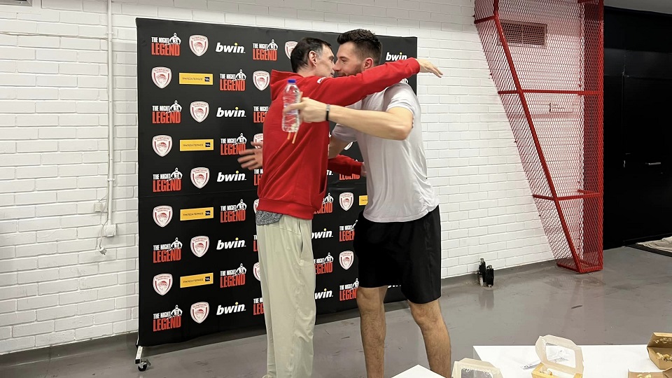Η αγκαλιά του Μπαρτζώκα με τον Πίτερς στο καθιερωμένο… σούσι για τους παίκτες του Ολυμπιακού (pics)