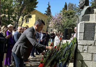 Κατέθεσε στεφάνι στο πρώην ΕΑΤ – ΕΣΑ ο Χαρίτσης – «Θέλει συμμετοχή και πάθος η δημοκρατία»