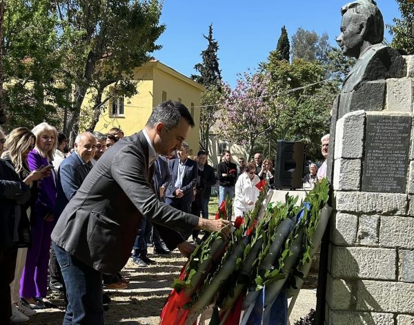 Κατέθεσε στεφάνι στο πρώην ΕΑΤ – ΕΣΑ ο Χαρίτσης – «Θέλει συμμετοχή και πάθος η δημοκρατία»