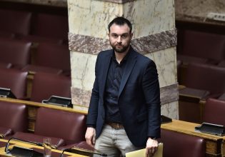 Στα δικαστήρια ο πρώην βουλευτής των Σπαρτιατών, Κωνσταντίνος Φλώρος, μετά τη γροθιά