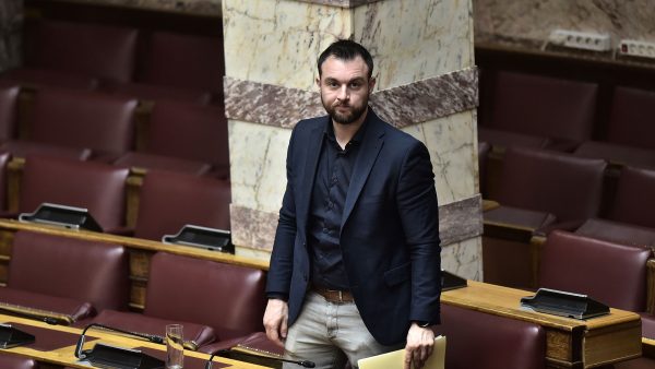 Στα δικαστήρια ο πρώην βουλευτής των Σπαρτιατών, Κωνσταντίνος Φλώρος, μετά τη γροθιά