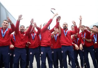 «Να’ τοι, να’ τοι οι πρωταθλητές»: Στην Ελλάδα τα «χρυσά μωρά» του Ολυμπιακού (pics)