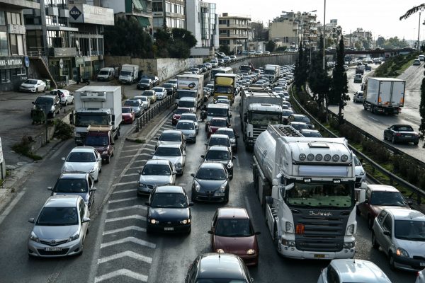 Κηφισός: Σοβαρό τροχαίο ατύχημα – Μετ’ εμποδίων η κίνηση των οχημάτων