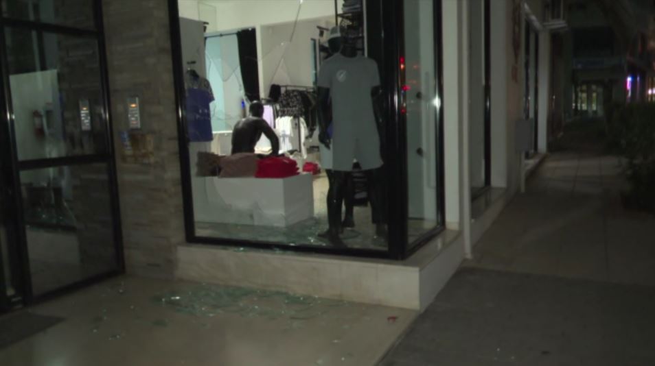 Θεσσαλονίκη: Διάρρηξη σε κατάστημα με ρούχα - Παράτησε εργαλεία και κλοπιμαία για να μην πιαστεί