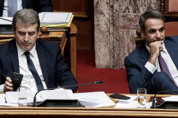 Στήριξη Μητσοτάκη σε Χρυσοχοΐδη για τη γυναικοκτονία στους Αγ. Αναργύρους