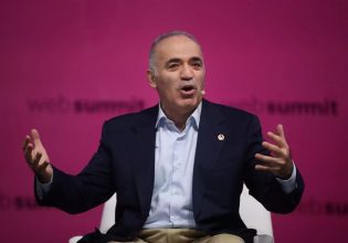 Ρωσία: Ένταλμα σύλληψης για τον σκακιστή Γκάρι Κασπάροφ – Γιατί «τρολάρει» την Μόσχα;