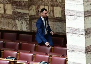 Με παρεμβάσεις στην Ολομέλεια καταδίκασαν το επεισόδιο στη Βουλή ΠΑΣΟΚ και ΚΚΕ – «Καμία ανοχή σε πράξεις βίας»