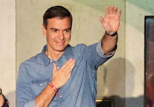 Ισπανία: Υποστηρικτές του Σοσιαλιστικού Κόμματος ζητούν από τον Πέδρο Σάντσεθ να παραμείνει στην πρωθυπουργία