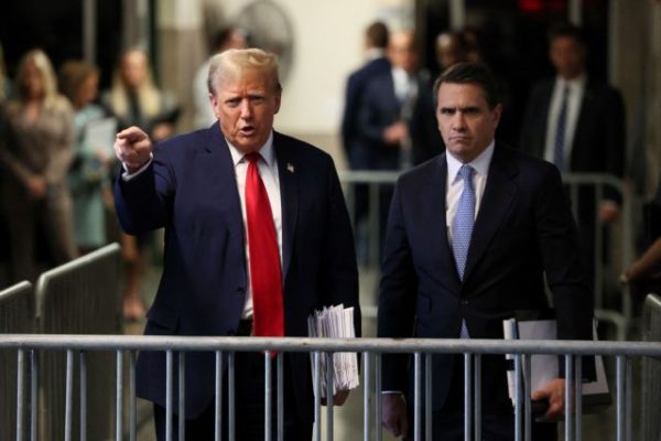 Δίκη Τραμπ: Το National Enquirer συμφώνησε να τον βοηθήσει προεκλογικά «θάβοντας» ρεπορτάζ, κατέθεσε μάρτυρας