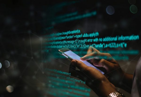 Έφοδος σε εταιρεία που σχετίζεται με την Intellexa και δέσμευση αριθμού εγγράφων – Τι εξετάζουν οι Αρχές