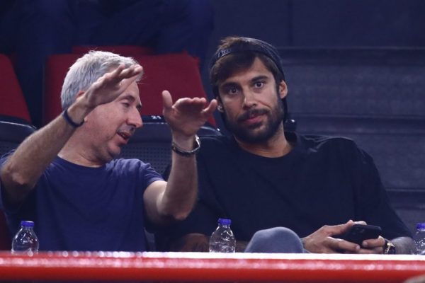 Η τρυφερή αγκαλιά του Γιώργου Πρίντεζη στη νεογέννητη κόρη του