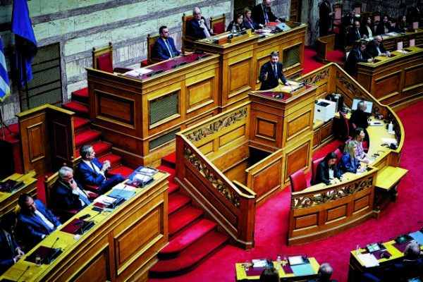 Πόσο θα μένουν αναπάντητα τα ερωτήματα για τα Τέμπη;