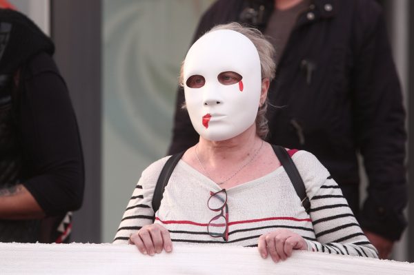 Επίμονο «όχι» από Μαξίμου στη νομική κατοχύρωση της γυναικοκτονίας – «Ρωγμή» στο δόγμα «νόμος και τάξη»