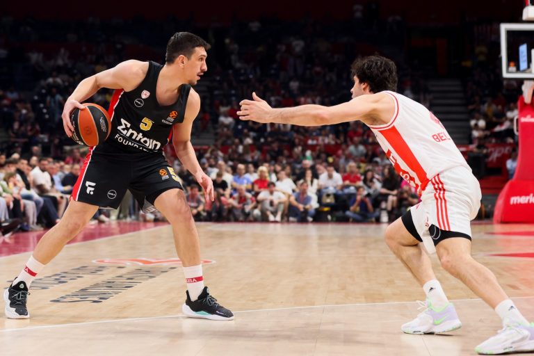 Λαρεντζάκης: «Έπρεπε να πάρω τη φανέλα του Τεόντοσιτς, τιμή μου που έπαιξα απέναντί του»