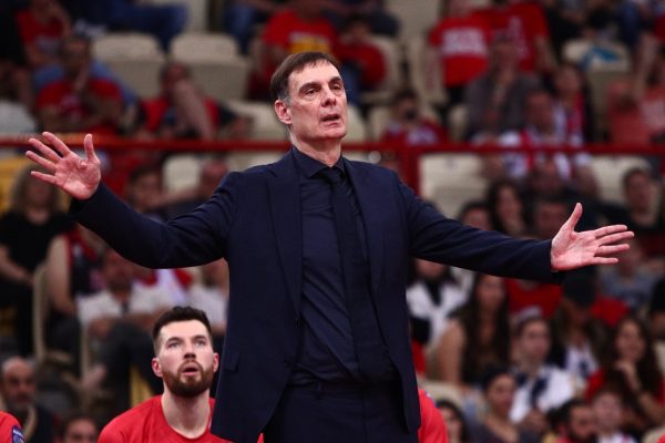 Τι είπε ο Μπαρτζώκας για την αγκαλιά με τον Πίτερς και την κατάσταση των Μιλουτίνοφ – Πετρούσεφ