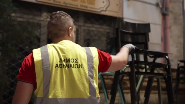 Αθήνα: Αυξήθηκαν κατά 54% οι εντολές απομάκρυνσης παράνομων τραπεζοκαθισμάτων