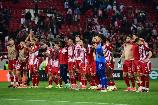 Αποθέωση για τους παίκτες του Ολυμπιακού: «Είσαι στο μυαλό, κάτι μαγικό» (vid)