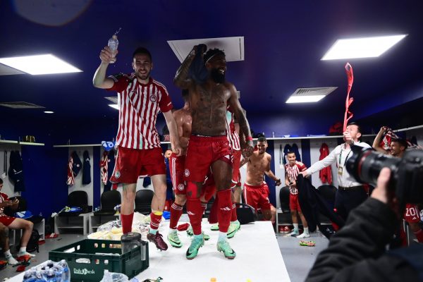 Ο χορός και οι πανηγυρισμοί των παικτών του Ολυμπιακού στα αποδυτήρια  (vid)