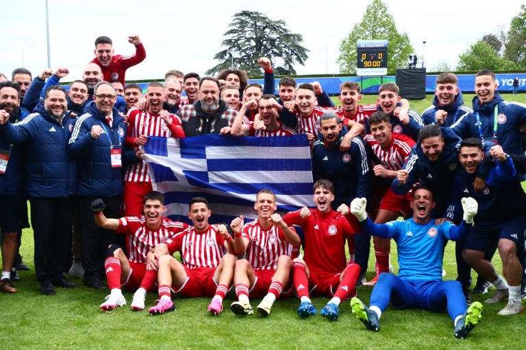 Η φωτογραφία του θριάμβου: Ο Βαγγέλης Μαρινάκης με την Κ19 του Ολυμπιακού