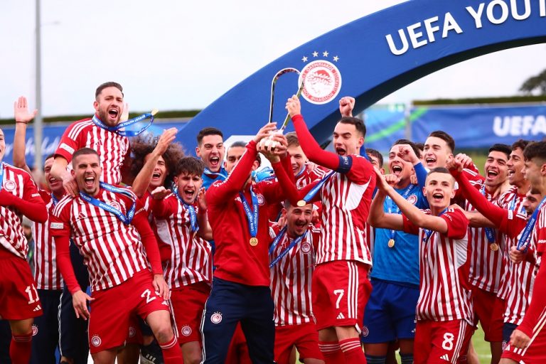 Η απονομή του Youth League στην Κ19 του Ολυμπιακού (pics, vids)