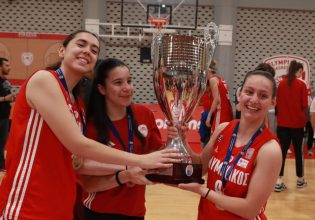 Ολυμπιακός: Η απονομή του τροπαίου στα κορίτσια του Θρύλου