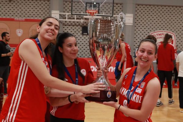 Ολυμπιακός: Η απονομή του τροπαίου στα κορίτσια του Θρύλου