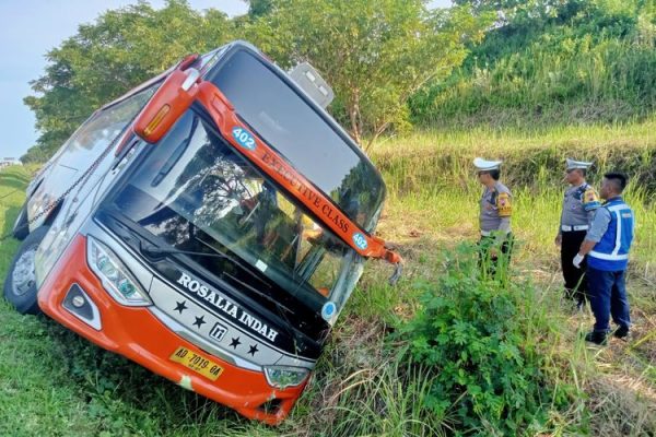 Ινδονησία: Επτά νεκροί και 15 τραυματίες σε τροχαίο με λεωφορείο
