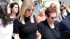 Συγκίνηση στην κηδεία του Γιάννη Φέρτη – Συντετριμμένη η Μαρίνα Ψάλτη