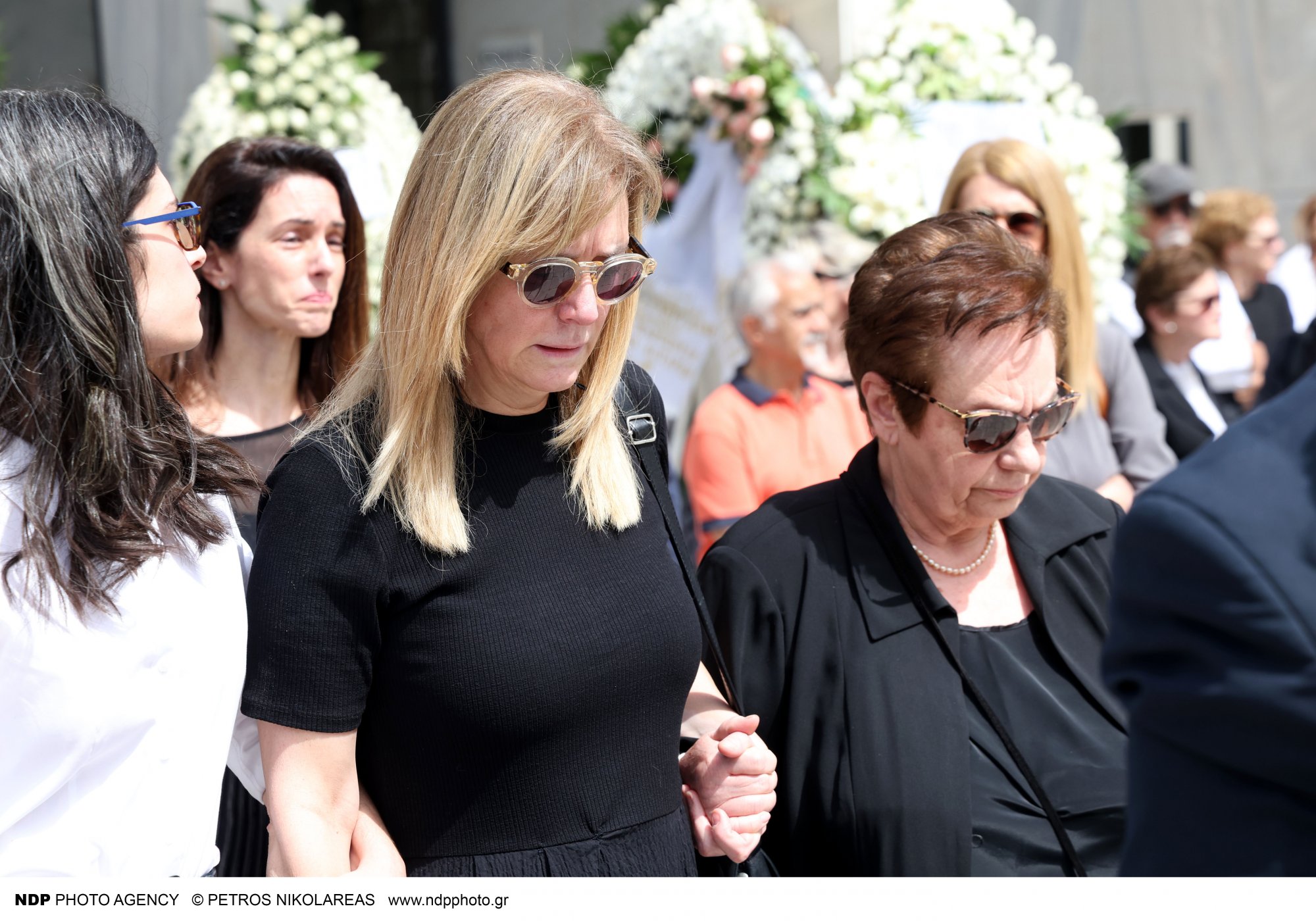 Συγκίνηση στην κηδεία του Γιάννη Φέρτη - Συντετριμμένη η Μαρίνα Ψάλτη