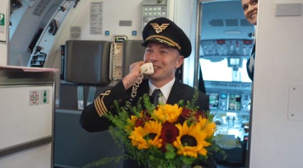 «Θα με παντρευτείς;» – Πιλότος έκανε πρόταση γάμου σε αεροσυνοδό στον αέρα