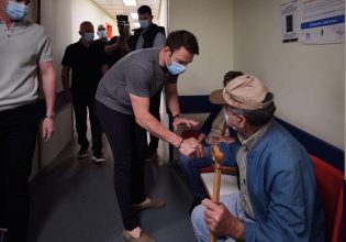 Σε Ικαρία και Φούρνους ο Στέφανος Κασσελάκης – «Πρέπει να υπάρξει καλύτερη στελέχωση του νοσοκομείου»