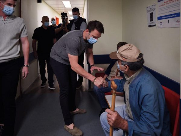 Σε Ικαρία και Φούρνους ο Στέφανος Κασσελάκης – «Πρέπει να υπάρξει καλύτερη στελέχωση του νοσοκομείου»