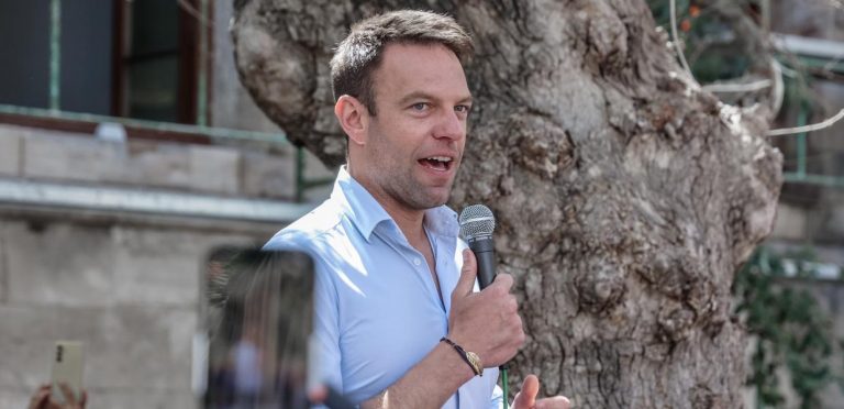 Με πολίτες στο Ηράκλειο συνομίλησε ο Κασσελάκης – «Το ποτάμι δεν γυρίζει πίσω. Έχουμε μήνυμα, έχουμε κίνημα»