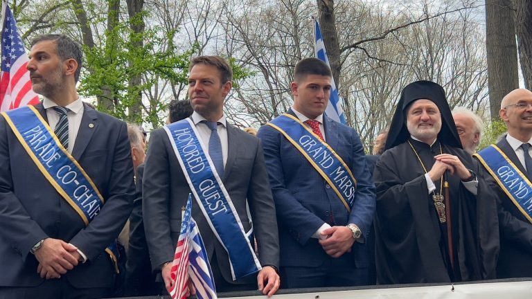 Νέα Υόρκη: Στην παρέλαση και τη δοξολογία ο Στέφανος Κασσελάκης – Διάβασε το «πιστεύω»