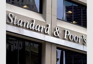 Standard & Poors: Διατήρησε την αξιολόγηση της Ελλάδας στο ΒΒΒ-, αναβάθμισε τις προοπτικές