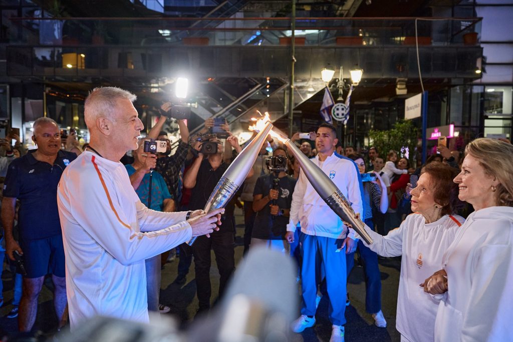 Λαμπρή και συγκινητική η τελετή υποδοχής της Ολυμπιακής Φλόγας στον Πειραιά