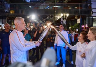 Λαμπρή και συγκινητική η τελετή υποδοχής της Ολυμπιακής Φλόγας στον Πειραιά