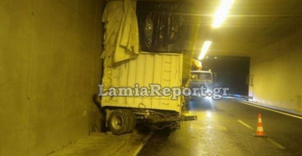 Κλειστή η Αθηνών – Λαμίας στον Άγιο Κωνσταντίνο λόγω ανατροπής νταλίκας