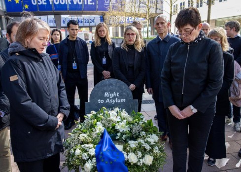 «Το ευρωκοινοβούλιο δολοφονεί το άσυλο» καταγγέλλει η Ευρωπαϊκή Αριστερά για το νέο σύμφωνο