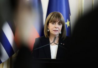 Σακελλαροπούλου για γυναικοκτονία: Επείγουσα η ευθύνη της Πολιτείας στην καταπολέμηση της έμφυλης βίας